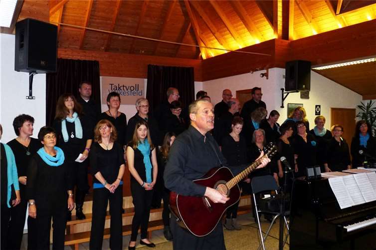 Außer dem Sänger Rudolf Wingender begleitet auch Willi Scharrenbach einige Stücke auf der Gitarre.