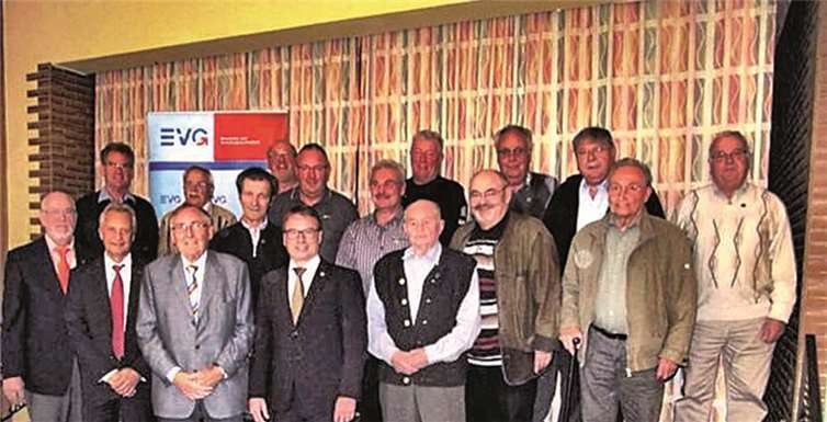 Außer den Jubilaren (v. unten li.): Ortsverbandsvorsitzender Karl-Heinz Hoffmann, Josef Janz, EVG Geschäftsstellenleiter Mainz, Toni Schüller ehemaliger DGB Vorsitzender und Oberbürgermeister der Stadt Mayen Wolfgang Treis; (oben li.): Stefan Schmitt, stellvertretender OV Vorsitzender. privat