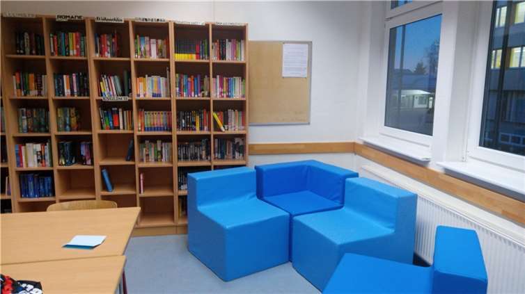 Außer mehr Platz und Helligkeit haben die Kinder nun auch eine neue Sitzecke und weitere Sitzmöglichkeiten, um hoffentlich noch lieber und mehr zu lesen.