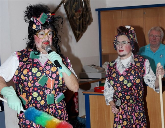 Außergewöhnliche „Putzfrauen“, namens Andreas Leininger und Stefan Schäfer aus St. Sebastian, eröffneten die abendliche Vortragsreihe.