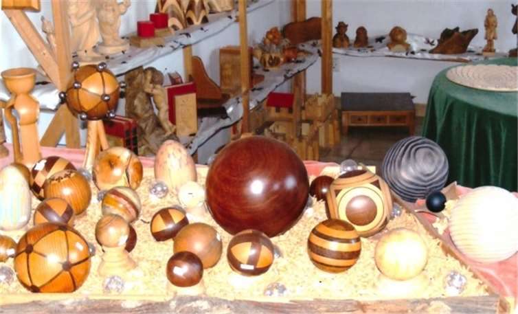 Außergewöhnliche Weihnachtsgeschenke aus Holz bietet Hans-Werner Bauer zugunsten des Förderverein Flüchtlingshilfe an.  privat