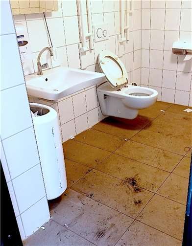 Außerhalb der Dienstzeiten des Friedhofspersonals werden die Toiletten in Feldkirchen regelmäßig verdreckt. Jetzt ziehen die SBN vorerst einen Strich und lassen die Anlagen abends und an Wochenenden zu. Foto: Thomas Riehl/SBN