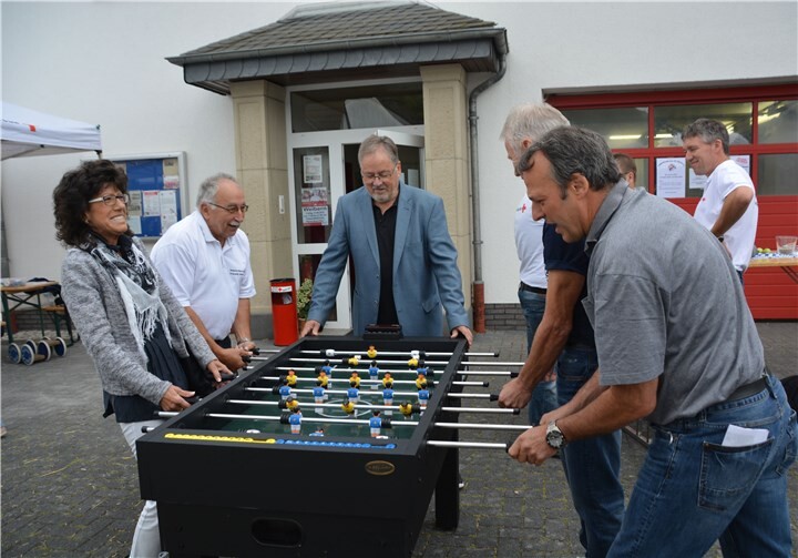 Außerhalb der Wertung: Bürgermeister Peter Josef Schmitz und Ehefrau, Ralf Krayer und Frank Dahm kämpften trotzdem mit großem Einsatz um jeden Ball. Bernd Stricker war zeitweise mit im Spiel.