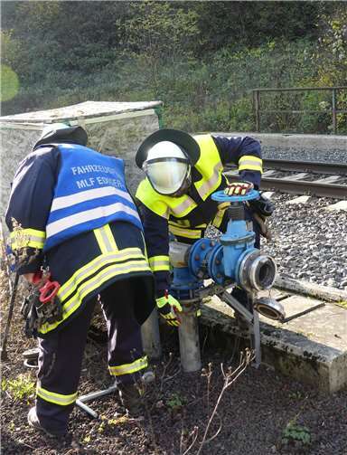 Außerhalb der beiden Tunnelröhren wurde zunächst die Wasserversorgung für innen sichergestellt.