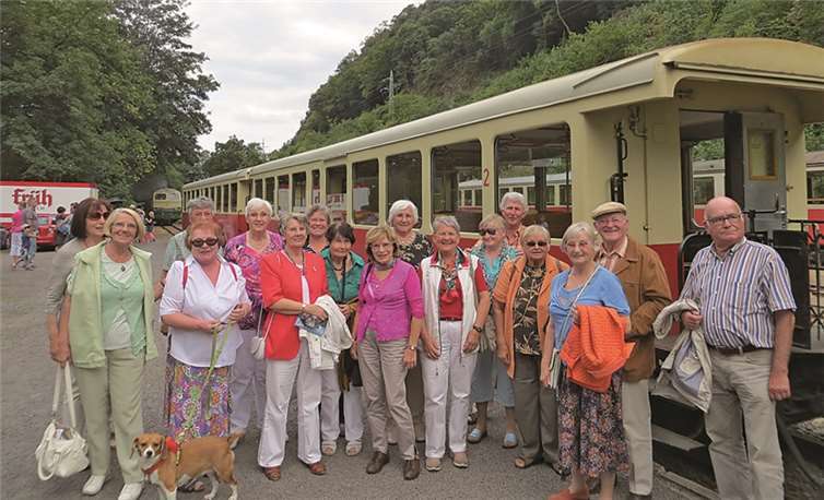 Außerhalb ihres ehrenamtlichen und nicht immer einfachen Einsatzes trafen sich die Mitarbeiter und Mitarbeiterinnen der Betreuungsgruppe des SeniorenNetzWerks bei herrlichem Wetter zu einer Fahrt mit dem historischen Vulkan-Express.Privat