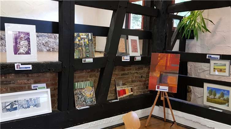 Ausstellung der zu ersteigernden Werke im Köllenhof.