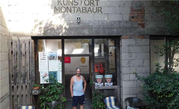 Ausstellungsmacher Tobias Küch vor dem im Entstehen begriffenen „Kunstort Montabaur“. Fotos: WR