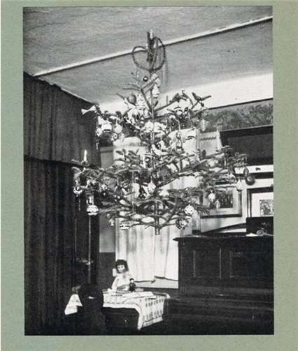 Ausstellungsstücke aus der Privatsammlung BreuerHängender Weihnachtsbaum aus Thüringen.  privat