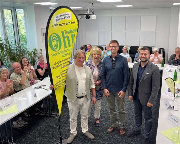 Austausch, Information und Gemeinschaft bei der Treffpunkt Ohr CI-Gruppe im September mit Prof. Dr. Meyer (v.l.n.r.: Stefan Saul, Hörakustikmeister und Hörimplantat-Spezialist, Brigitte Hilgert-Becker, 1. Vorsitzende und Mitglied der Geschäftsführung BECKER Hörakustik, Prof. Dr. Moritz Meyer, neuer Leiter der HNO-Abteilung des Katholischen Klinikum Koblenz-Montabaur, Slawa Gorelik, Hörimplantat-Spezialist.). Foto: Treffpunkt Ohr