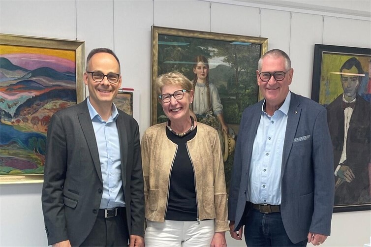 Austausch im Temporären Museumsdepot: Staatssekretär Dr. Denis Alt, Heike Wernz-Kaiser, und Erster Beigeordneter Peter Diewald.