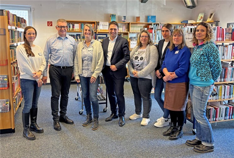 Austausch in den Bücherbrücke, von links: Gunda Möller (Standortleitung Meckenheim), Hans Dieter Wirtz (Erster Beigeordneter), Franzis Steinhauer (Leitung Bücherbrücke), Bürgermeister Sven Schnieber, Alexandra Wolf (Standortleitung Alfter), Leonie Sahli (Mitarbeiterin Stadtverwaltung), Petra Kropp und Sarah Ben Djaafar (Bibliotheksmitarbeiterinnen). Foto: Stadt Meckenheim