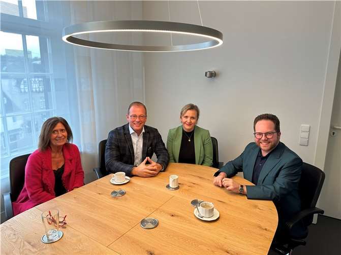 Austausch rund um aktuelle Themen das Jobcenter betreffend (von links): Ute Dernbach, Teilbereichsleiterin Schulen und Soziales VG-Verwaltung Mendig, Jörg Lempertz, Bürgermeister VG Mendig, Sandra Schumacher, Geschäftsführerin Jobcenter Mayen-Koblenz, und Pascal Badziong, Erster Kreisbeigeordneter Mayen-Koblenz.  Foto: VG-Verwaltung Mendig/Stefan Pauly