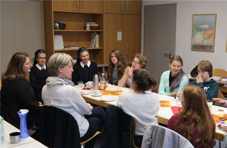 Austausch über Aktivitäten in gemütlicher Runde.