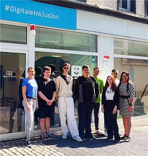 Austausch zu Gefahren und Barrieren im Netz: Die Schüler der BBS Andernach konnten im „PIKSL Labor“ erfahren, wie sich körperliche Beeinträchtigungen auf die Bedienung digitaler Medien auswirken. Foto: August-Horch-Schule Andernach
