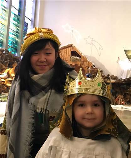 Austauschschülerin aus Taiwan und den 4-jährigen Mattheo war es die erste Sternsingeraktion.privat