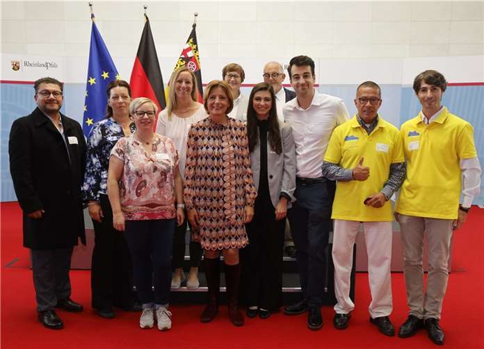 Ukraine-Hilfe Koblenz zu Gast bei Malu Dreyer Austin Harrington (2.v.re.) und Slava Sorokin vom Verein Ukraine-Hilfe Koblenz beim Empfang von Ministerpräsidentin Malu Dreyer in Mainz. Foto: Staatskanzlei / Sämmer