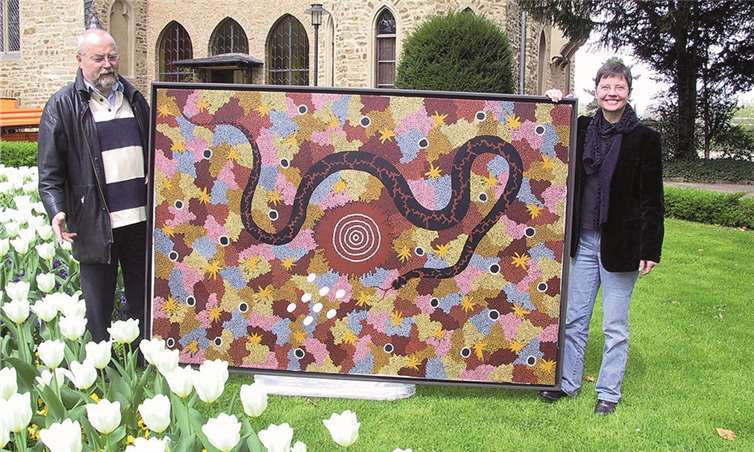 Australische Schlange und Sinziger Tulpen: Sammler Klaus Reger und Museumsleiterin Agnes Menacher mit einem Gemälde für die Ausstellung „Steinzeitmoderne“ im Jahr 2006HG