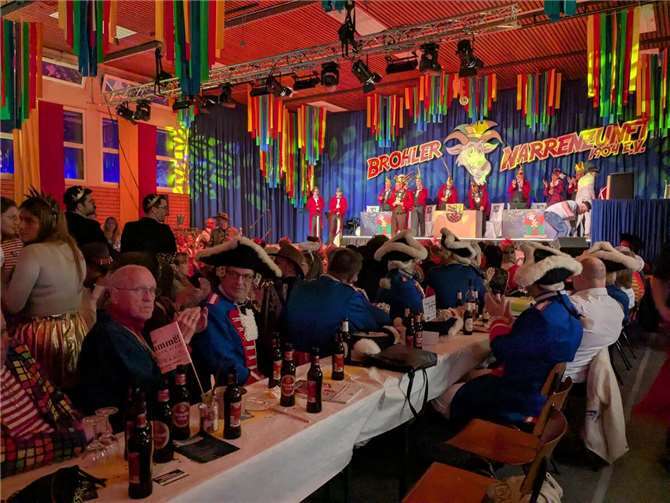 Ein außergewöhnlich närrisches Jubiläum Ausverkauft war die Kostümsitzung der Brohler Narrenzunft in der Turnhalle.Fotos: KS