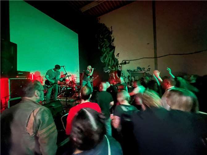 Ausverkaufter Festivalauftakt: „Punk am Eck“ im Jugendhaus. Foto: Markus Paffhausen