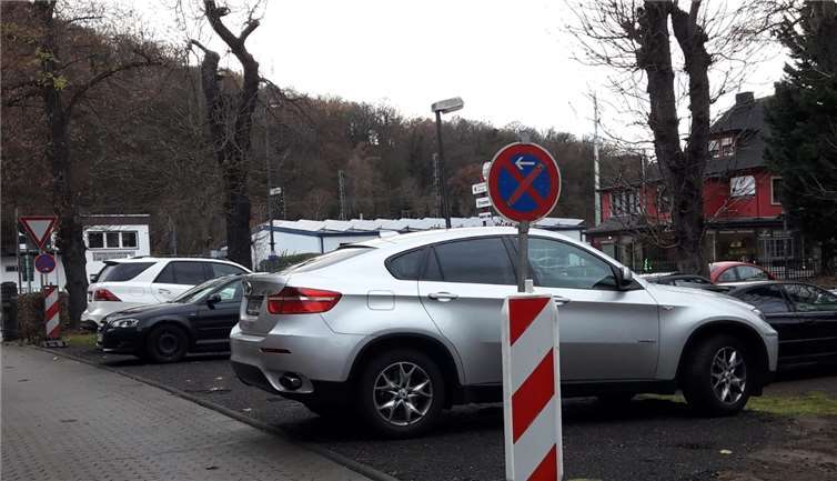Ausweichbucht an der Jahnhalle wird als Parkplatz genutzt. Privat