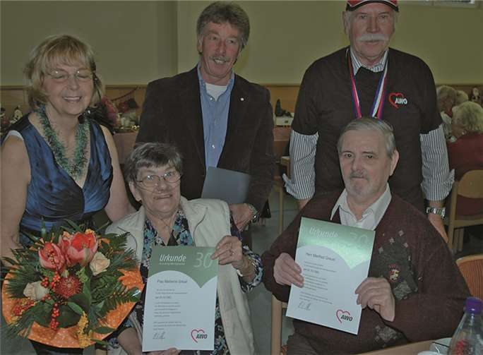 Auszeichnung: Das Ehepaar Marianne und Manfred Gleuel (sitzend) mit Maria Gleisner, Heinz-Willi Schäfer und Hermann Leuning (stehend von li. nach re.).WEIGERT