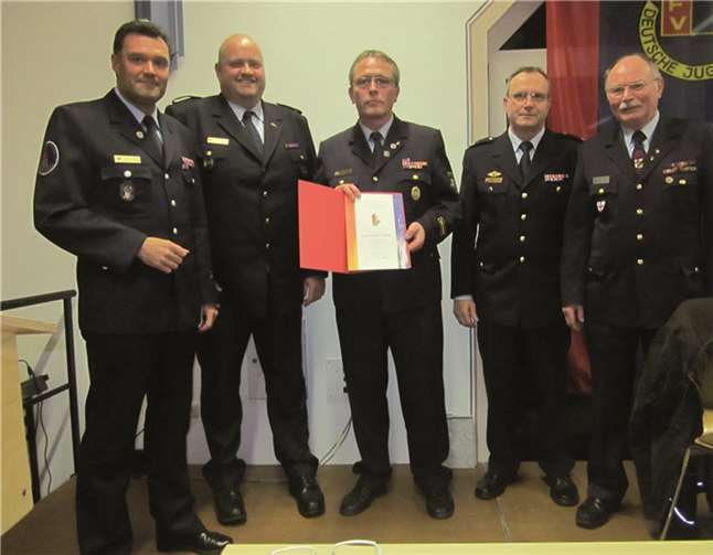 Auszeichnung KFI a.D. Hans-Werner Thomas. (V.l) Günter Hammes, Matthias Görgen, Hans-Werner Thomas, Berthold Berenz und Peter Gerhartz.