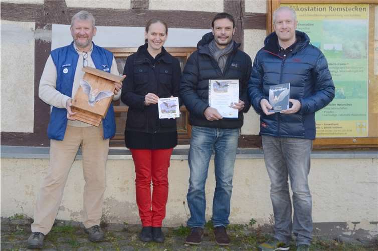 Auszeichnung der Waldökostation mit der „Fledermäuse Willkommen!“-Plakette (von links): Heinz Strunk (Vorsitzender des NABU Koblenz), Cosima Lindemann (Naturschutzreferentin des NABU Rheinland-Pfalz), Oliver Euskirchen (Leiter der Waldökostation Remstecken) und Volker Hartmann (Arbeitskreis Fledermausschutz Rheinland-Pfalz). Foto: privat