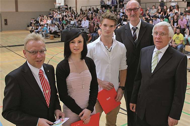 Auszeichnung der besten Schüler der BBS: Günter Witsch (Kreissparkasse Ahrweiler), Alexandra Wood (Beste Berufsschülerin), Robert Schmidgen (Bester Wahlschüler), Hans-Werner Rieck (Schulleiter) und Fritz Langenhorst (Beigeordneter des Kreises Ahrweiler als Vertretung des Schulträgers).privat