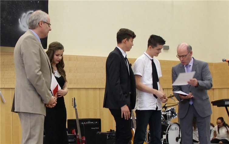 Auszeichnung der besten SchülerInnen durch Herrn Hollmann und Herrn Müller.