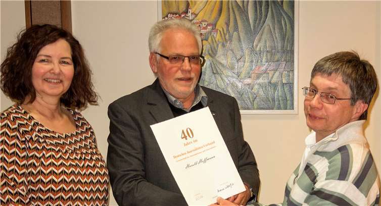 Auszeichnung für 40-jährige Mitgliedschaft v.l.: die Vorsitzende des DJV-Landesverbandes Rheinland-Pfalz, Andrea Wohlfart, der Jubilar Harald Hoffmann sowie der Vorsitzende des DJV-Bezirksverbandes Mittelrhein, Gerd Stuhlfauth.Ronny Schwarz