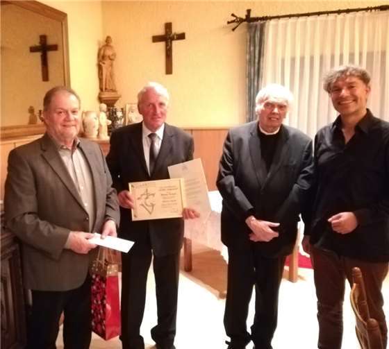 Auszeichnung für 60 Jahre Gesang: Vorsitzender Reiner Jünger, Sänger Werner Krayer, Präses Monsignore Josef Schrupp und Chorleiter Carlo Groß (v.l.).  Privat