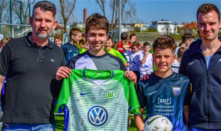 Auszeichnung für Torwart Luis Jenatschek (Zweiter von links) zum besten Spieler des Turniers.privat