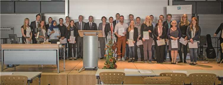 Auszeichnung für besondere Leistungen: Die Preisträgerinnen und Preisträger sowie Förderer. Hochschule Koblenz