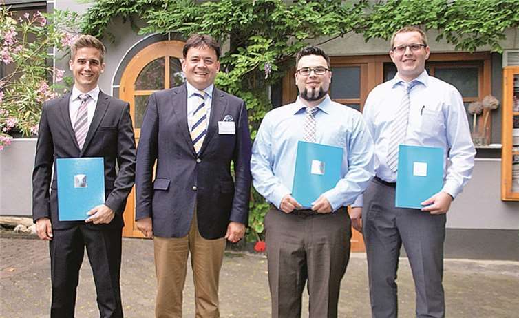 Auszeichnung für den Ingenieursnachwuchs: Der VDI Mittelrhein lobt in jedem Jahr einen Förderpreis aus, um hervorragende Arbeiten der unterschiedlichen Ingenieursdisziplinen zu würdigen - in Form einer Urkunde sowie eines Geldbetrags. Auch in diesem Jahr boten wieder drei Arbeiten Forschungsergebnisse auf höchstem Niveau. Der Erste Vorsitzende Dipl.-Ing. Jürgen R. Dietrich MBM (2.v.l.) gratulierte den Preisträgern (v.l.: Tobias Wallau, B.Eng., Magnus Hümmerich, B.Eng. und Dipl.-Ing. Viktor Schönhof). privat