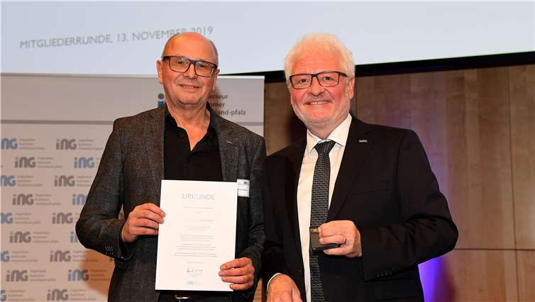 Auszeichnung für langjährige Mitglieder: Kammerpräsident Dr.-Ing. Horst Lenz (r.) ehrte im Rahmen des Symposiums der Ingenieurkammer Dr.-Ing. Klaus Siekmann aus Thür mit der goldenen Ehrennadel für seine 30-jährige Mitgliedschaft in der Ingenieurkammer Rheinland-Pfalz.Foto: Anke Kristina Schäfer