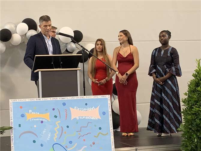 Auszeichnung für soziales Engagement: Aziza Mousa, Tonjesa Xhafaj und Lamou Barry (v.l.). Fotos: