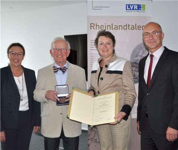 Auszeichnung im Meckenheimer Rathaus: Silke Josten-Schneider, Meinolf Schleyer, Anne Henk-Hollstein und Bürgermeister Bert Spilles (v. l.). Stadt Meckenheim