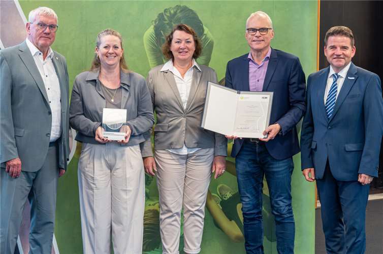 Ausgezeichnete Stiftung „Inklusion gemeinsam gestalten“ Auszeichnung in Köln, von links: Landrat Sebastian Schuster, Sonja Freischem (Vorsitzende des Stiftungsrates von „Inklusion gemeinsam gestalten“), Anne Henk-Hollstein (Vorsitzende der Landschaftsversammlung), Oliver Krauß (Schirmherr der Stiftung und MdL) sowie Bürgermeister Holger Jung. Foto: Christian Stock