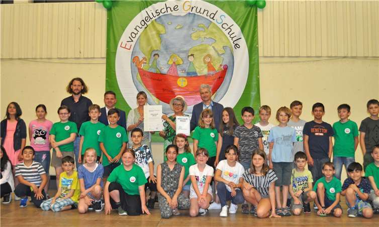 Auszeichnung mit den Viertklässlern (hinten von links): Dominik Liebenstein, Projektleiter Naturpark-Schule und Mitarbeiter Naturpark Rheinland, der Erste Beigeordnete Holger Jung, Schulleiterin Julia Gahl, Hildegard Helmes, Vorsitzende des Verbandsausschusses Naturpark Rheinland, sowie Harald Sauer, Geschäftsführer Naturpark Rheinland.Foto: Stadt Meckenheim