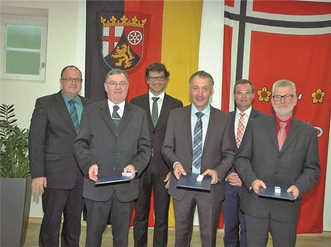 Auszeichnung (v.l.) Bürgermeister Guido Nisius, Wilfried Lamberty, Staatssekretär Prof. Dr. Salvatore Barbaro, Peter Nettersheim, MdL und 1.Kreisbeigeordneter Horst Gies, Hermann-Josef Sicken.Norbert Ulrich