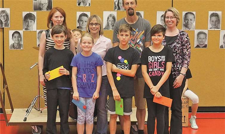 Auszeichnungen für besonders gutes soziales Verhalten erhielten Sebastian Mittler 4d, Anne Pötz 4c, Benedict Anheier 4b und Jamie Lee Funk 4a (v.l.n.r.).