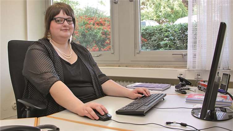 Auszubildende Valerie Ockenfels im Büro der hauptamtlichen Kollegen der Freiwilligen Feuerwehr Wachtberg. Gemeinde Wachtberg/mm