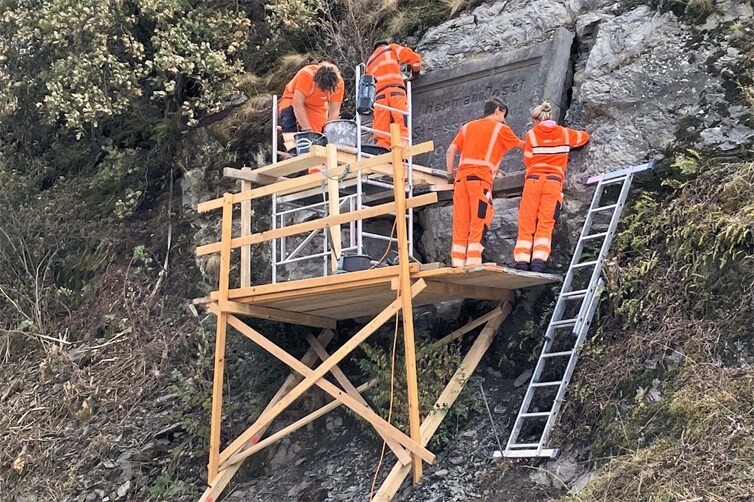 Auszubildende bei der Arbeit an der Gedenkplatte.