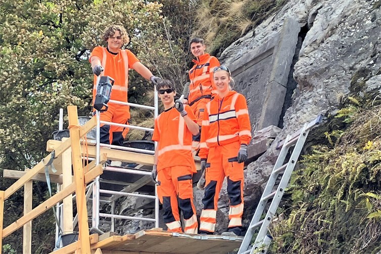 Auszubildende bei der Arbeit an der Gedenkplatte.