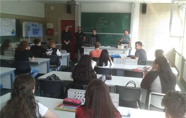 Auszubildende berichten den SchülerInnen aus erster Hand vom Berufsalltag.  privat