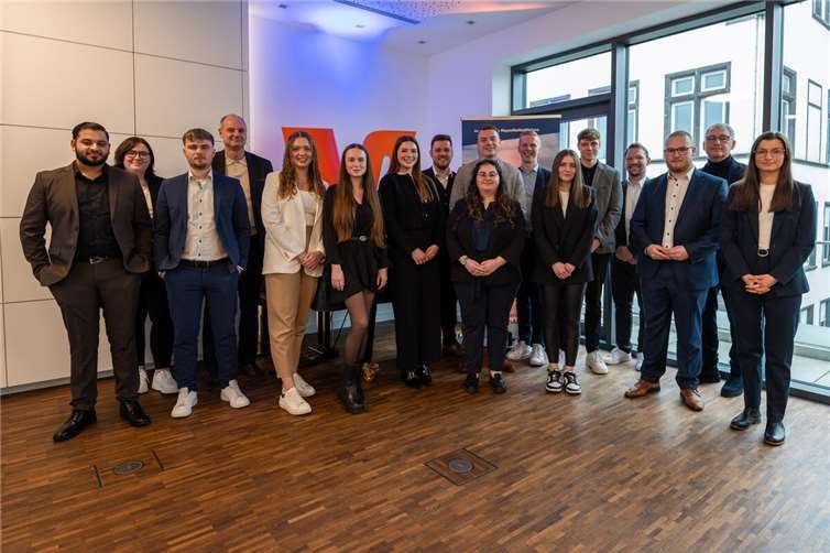 VR Bank RheinAhrEifel verleiht Herbert-Rütten-Preis für die beste Abschlussprüfung 2025 Auszubildende der VR Bank, Sascha Monschauer (2. v.r., Vorstandsvorsitzender der VR Bank), Fabian Hockertz (4. v.r., Ausbildungsleitung der VR Bank) und Timo Hoffmann (4. v.l., Stv. Betriebsratsvorsitzender der VR Bank). Foto: Jonas Jankowski I Janko.Media