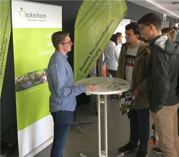 Auszubildender Christian Wolf (l.) beantwortet am Infostand der Stadt Meckenheim die Fragen der interessierten Jugendlichen. Stadt Meckenheim