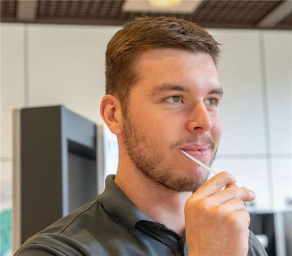 Auszubildender Jannis Hoffmann registrierte sich mit einem einfachen Wangenabstrich als Stammzellspender bei der DKMS.  Foto: Bjarne Schmidt/evm