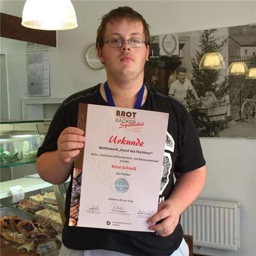 Auszubildender Rene Schleiß der Bäckerei Walldorf erzielte einen ausgezeichneten 2. Platz beim Landeswettbewerb „Brot und Bäckereispektakel“der Handwerkskammer Koblenz. Foto: Ortsgemeinde Nievern
