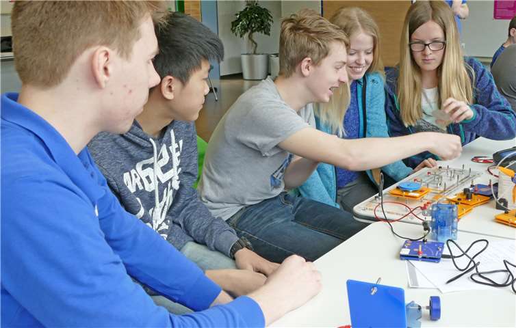 Auszubildender Timo Heinz beim „Energieunterricht“ mit Schülerinnen und Schülern der Realschule Mendig im Rahmen eines Workshops im Aus- und Weiterbildungszentrum der Westnetz in Saffig. privat